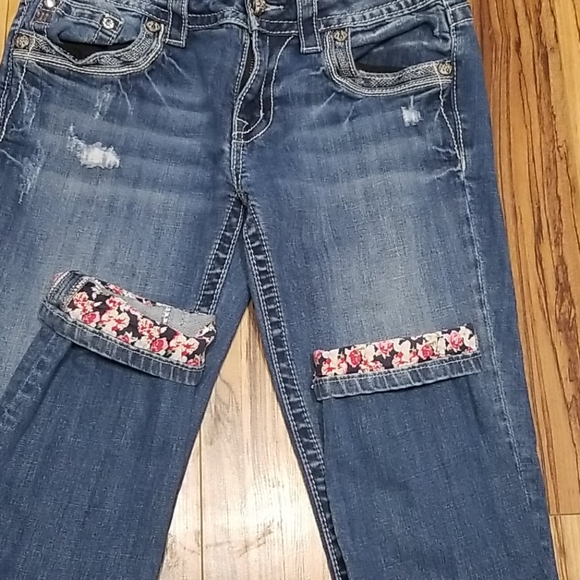 Miss Me Jean's 29x27 flower cuffed - Picture 10 of 11